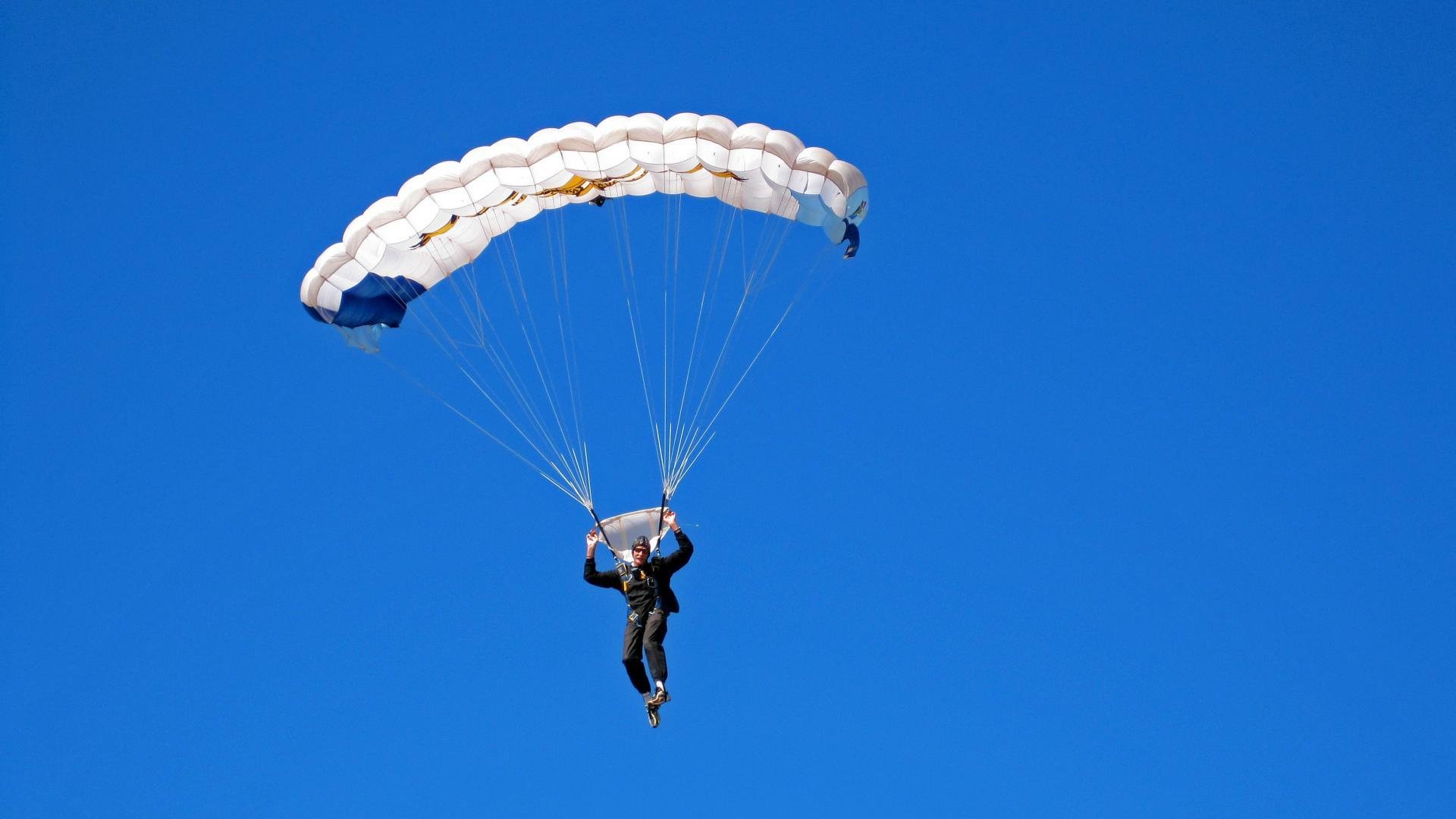广东最矮球员怒抢11板！球迷：我们中锋都没这么猛，广东男篮小个子